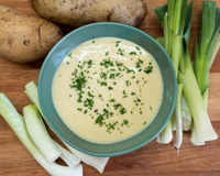 La soupe poireaux-pommes de terre : voici notre recette notée 4.9/5 pour réaliser ce délicieux potage parmentier !