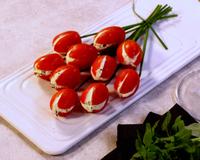 Mettez de la poésie dans votre apéro avec ce joli bouquet de tomates cerise farcies... 