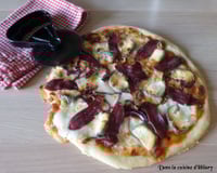 Pizza chic aux magrets de canard fumé, crottin de chèvre et oignon rouge