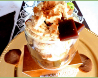 Une mousse caramel siphonnée sur lit de pommes et glace
