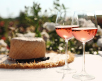 La cheffe trois étoiles Anne-Sophie Pic dévoile l’un de ses rosés préférés pour l’été et il coute moins de 30 € !