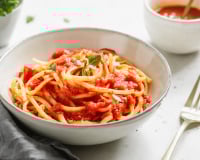 Pâtes : faut-il verser la sauce dessus ou les plonger dedans ?