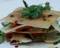 Des couches croustillantes et légères pour ce mille-feuilles de cantal herbes fraîches, pancetta et poelée de mirabelles.