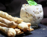Gressins, fromage frais au basilic et tomates séchées