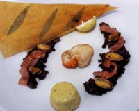 La recette au fromage AOP fourme d'Ambert "Crémeux et lentilles à la fourme d'Ambert, noix de Saint-jacques rôties, émincé de saumon fumé et velouté de moule" est une…