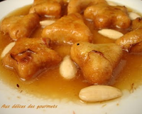 J'ai choisi de vous présenter aujourd'hui un plat sucré de fêtes qu'on surnomme 'Chbeh Essafra' Ce plat est composé d'une pâte d'amandes frite et d'une sauce sucrée safranée…