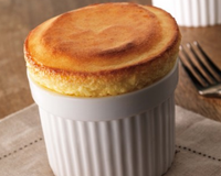 Les soufflés n'attendent pas ! Servez ceux-ci dès la cuisson terminée, avec une petite salade de pousses d'épinards, quelques dés de tomates et de fines lamelles de Bresse…
