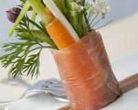 Légumes de saison entourés d'une tranche de saumon de Norvège fumé.