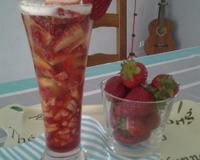 Coupe de fraises rafraîchissante grâce à l'alliance des fruits et du panaché; idéale pour les après-midi sur la terrasse !