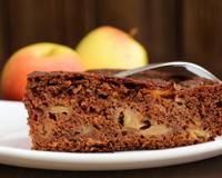 Un gâteau super moelleux au chocolat avec des pommes fondantes.