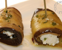 Antipasti typique de l'italie à base d'aubergine marinée dans l'huile d'olive et farcie avec de la ricotta parfumée au basilic