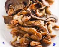 Sauté de crevettes accompagnées de champignons de paris & de noix de cajou