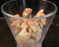 Verrine chic : crumble de noisettes, compotée de poires et dés de foie gras