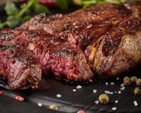 "C'est ce qui va colorer la viande" :  l'étonnante technique de ce chef strasbourgeois pour cuire ses entrecôtes