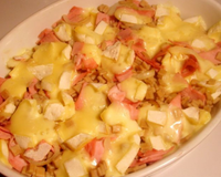 Une variante de la tartiflette mais avec des pâtes et du jambon de pays.