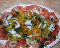 C'est la salade de tomates classique revisitée! Une jolie symphonie de couleurs qui surprend et un mélange des saveurs tout en finesse pour les amateurs de tomate.