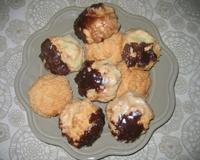 Petits biscuits fourrés aux amandes et à la noix de coco et recouverts de chocolat au lait et chocolat blanc