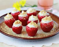 Une jolie recette légère de fraise fourrée au fromage sucré.
