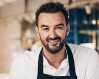 “Ils n’y avaient pas cru” : Cyril Lignac révèle que M6 avait d'abord refusé l’idée de Tous en cuisine, avant un bouleversement qui a tout changé