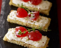 Tartine de harcha aux figues séchées, crème de buchette de chèvre et marmelade de tomates au thym