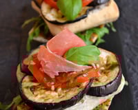 Bruschettas aubergine et tomate, pesto rouge et huile au basilic