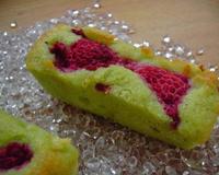 Financiers parfumés à la pate de pistache et garnis de framboises