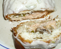 Deux dos de saumon enrobés de pâtes phyllo mouillés de crème aux champignons.