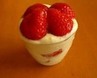 Verrine de fraises, crème au mascarpone, banane et fruits de la passion