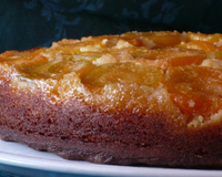 Gâteau renversé et mouillé aux abricots