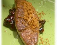 Escalope de foie gras de canard poêlée sur un lit de fruits rouges sucrés.