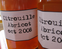 A gauche, la confiture avec raisins secs, à droite celle aux abricots. Idéales pour utiliser les citrouilles d'Halloween. "