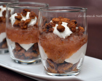 Verrines de compote poire et figue, chèvre frais et pépites de spéculoos poêlées au miel