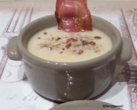 Velouté de pâtisson, bacon croustillant et éclats de noisette