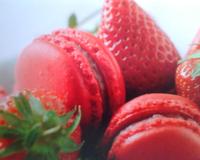 Jolie recette de macarons à la fraise, déclinable avec tous les fruits rouges. C'est une recette qui se congèle ! (temps de décongélation : 6 heures au réfrigérateur)
