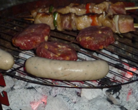 Placer la mie de pain, l'oignon, l'ail, le persil, le pécorino, les pignons et la viande hachée dans un saladier.Ajouter l'oeuf, le thym, sel, poivre.Bien mélanger et…