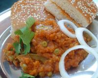 Une recette indienne typique et savoureuse, le Pav bhaji, un pain accompagné de légumes délicieusement cuisinés