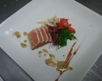 Tataki de thon, fraises et salade de fenouil