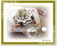 Un délicieux biscuit chocolat, griottes et chantilly en forme d'étoiles et pâtes de fruits sujets Noël