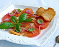 Carpaccio de tomates, basilic et croûtons frits