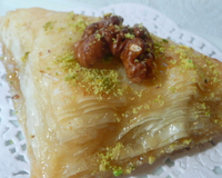 La baklawa, reine de la pâtisserie orientale, est ce mille-feuilles de pâte croustillante et fourré de fruits secs (amandes, noix ou pistaches) puis miellé et coupé en…