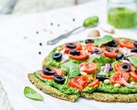 Voici une pizza façon Margarita légère et bluffante grâce à une base de courgettes