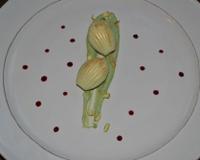 Deux coques de chocolat blanc, garnie d'une crème chantilly au matcha et aux pistaches avec un cur coulant fruits rouges.