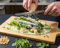 “Délicieuse et anti-gaspi” : l’astuce pour ne pas gâcher la croûte du parmesan !