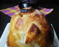 Une pomme fondante recouverte d'une pâte feuilletée croustillante.