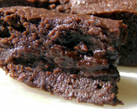 Ce gâteau est tout simplement un délice !... Légèrement craquant sur le dessus, moelleux en dessous et terriblement fondant à l'intérieur...