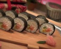Le California roll est aussi connu sous le nom de 'Rouleau Californien', ce futo maki préparé à partir de concombre, de riz vinaigré et de…