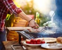 Barbecue : une virologiste partage les règles d’or pour éviter les intoxications alimentaires cet été !