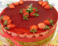 Il s'agit d'une dacquoise à la pistache, sur laquelle repose : une mousse crèmeuse à la pistache, un coeur de gélatine à la fraise, une mousse à la fraise et une dernière…