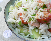 Salade avec les restes du frigo, riz, tomate en dés, thon, mais, gruyère en dés, olive, concombre ou salade verte pour la couleur