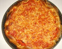 Etaler la pâte feuillettée dans un moule à tarte puis couper les oignons en petit cubes et les faire revenir dans un peu de beurre à la poêle puis ajouter des tomates…
